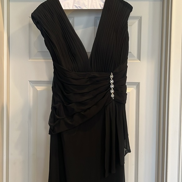 Formal, worn as Mother of the Bride long, black, dress with small train. Sz 14 - Picture 4 of 9